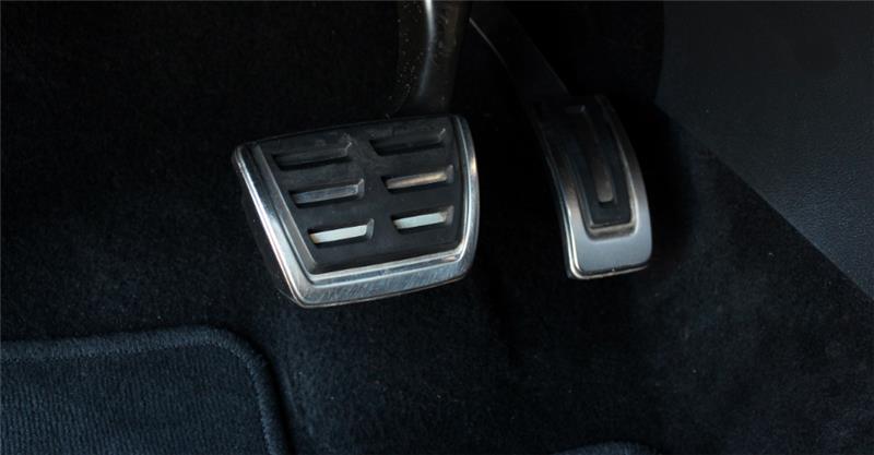 IS IT ILLEGAL TO DRIVE BAREFOOT?